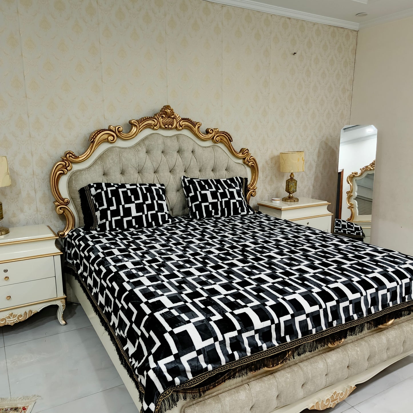 Winter King Size Bedsheet Set with 2 Pillow Covers - Black Chess